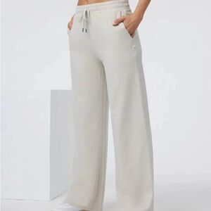 Vuori halo essential wide leg pant